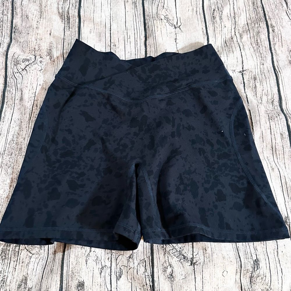 Alphalete Black Patterned V-Front Tight Fit Shorts Size Small